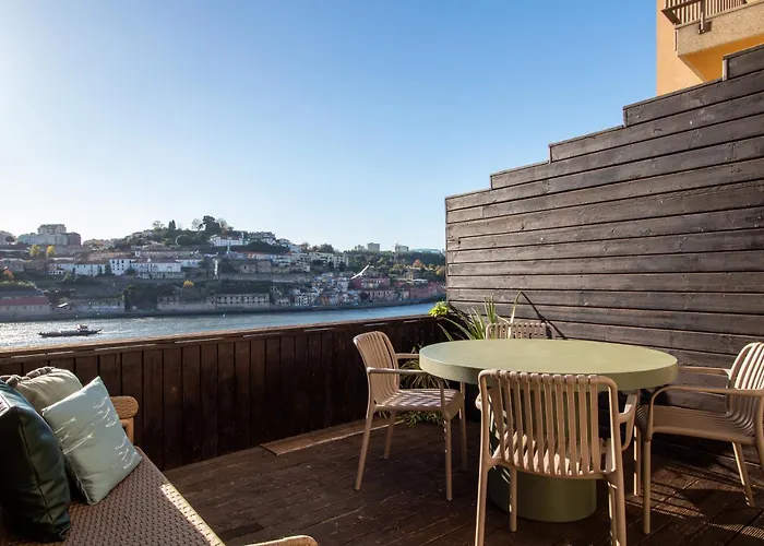 Luxurious Townhome With River View By Lovelystay *