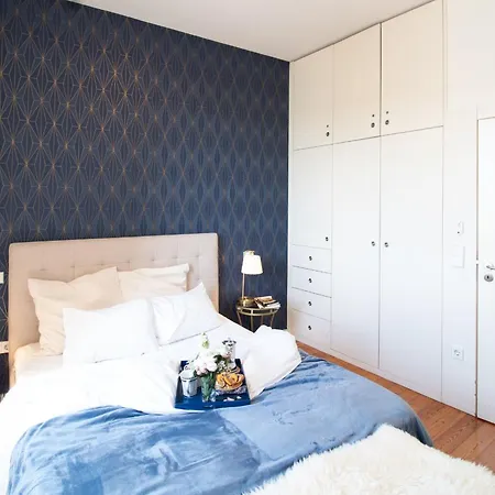 Luxurious Townhome With River View By Lovelystay *