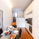 Luxurious Townhome With River View By Lovelystay