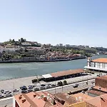 Luxurious Townhome With River View By Lovelystay Holiday home