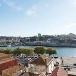 Luxurious Townhome With River View By Lovelystay Holiday home