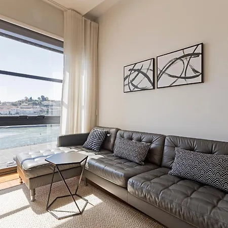 Luxurious Townhome With River View By Lovelystay Holiday home