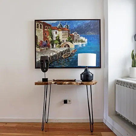 Luxurious Townhome With River View By Lovelystay