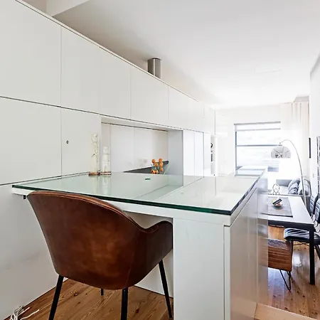 Luxurious Townhome With River View By Lovelystay