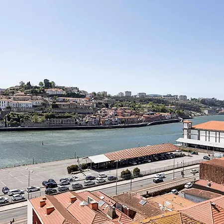 Luxurious Townhome With River View By Lovelystay 別荘