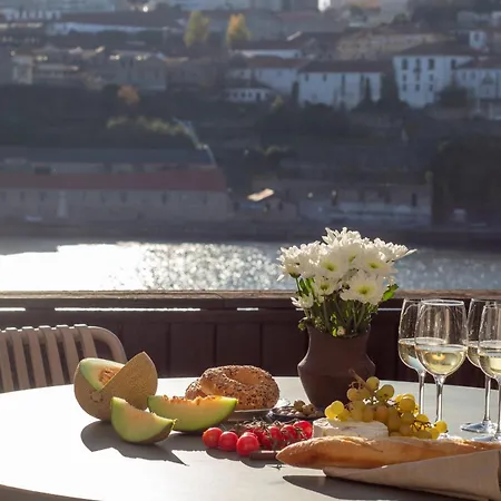 Luxurious Townhome With River View By Lovelystay *