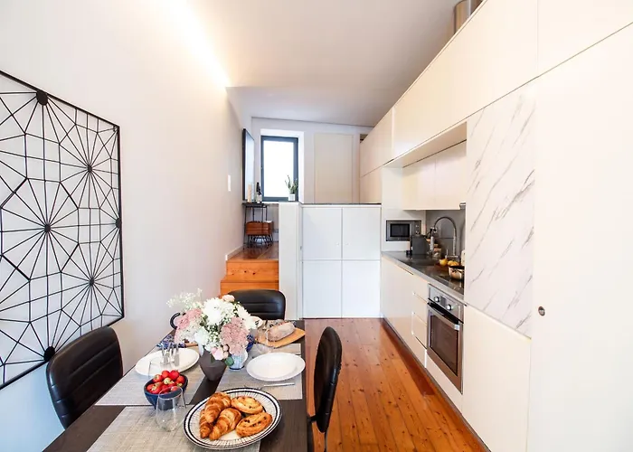 Luxurious Townhome With River View By Lovelystay