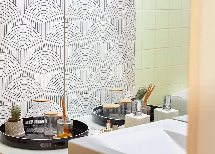 Luxurious Townhome With River View By Lovelystay *