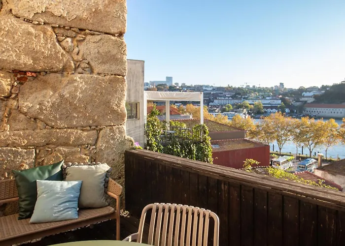 Luxurious Townhome With River View By Lovelystay