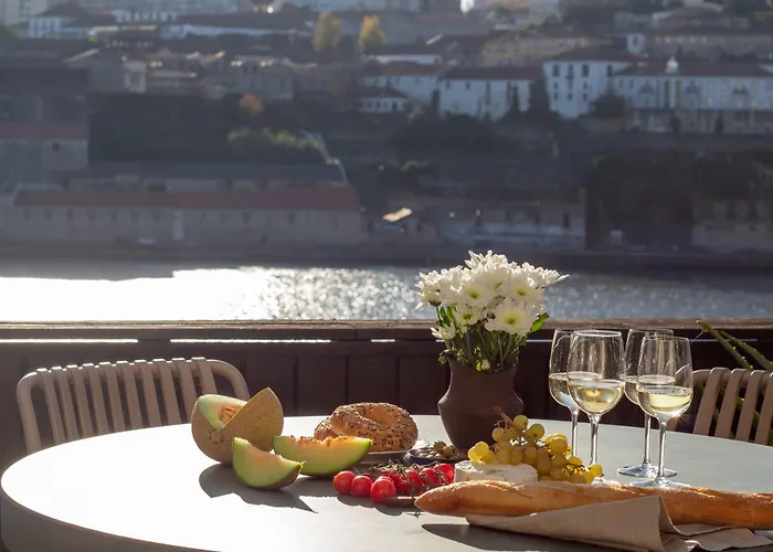 Luxurious Townhome With River View By Lovelystay *