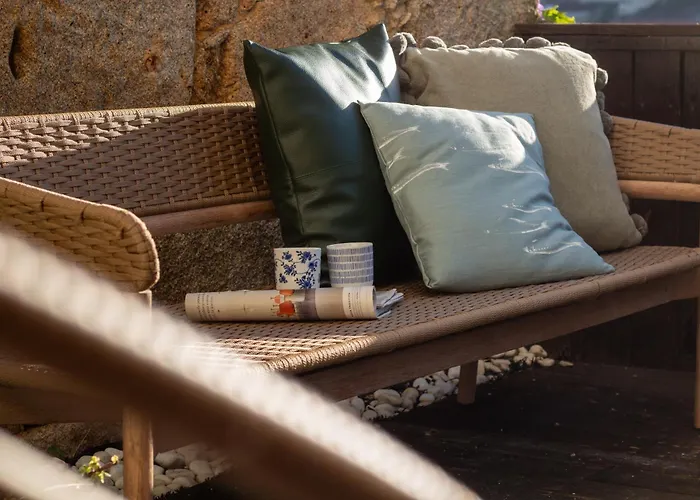 Luxurious Townhome With River View By Lovelystay