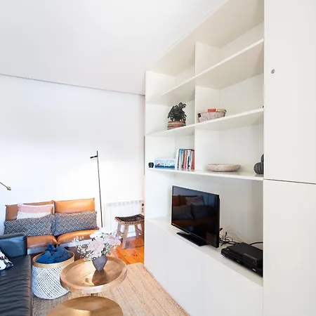 Lovelystay Townhome With River View Porto