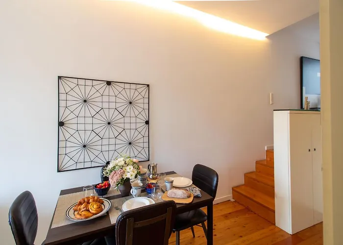 Luxurious Townhome With River View By Lovelystay